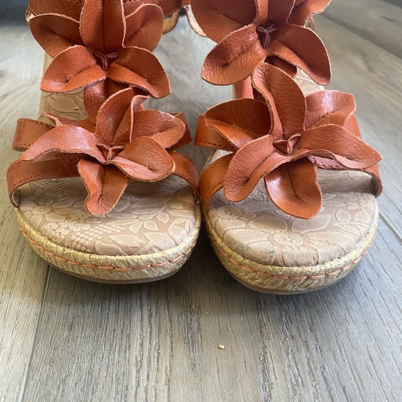 BOC BORN Concepts 3D Floral Leather Wedge Strappy Sandals Size 8.5 Orange-ish - Picture 3 of 6